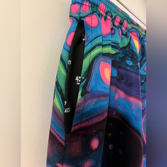 Electro Threads Shorts with Psychedelic Pattern - Picture 4 of 10